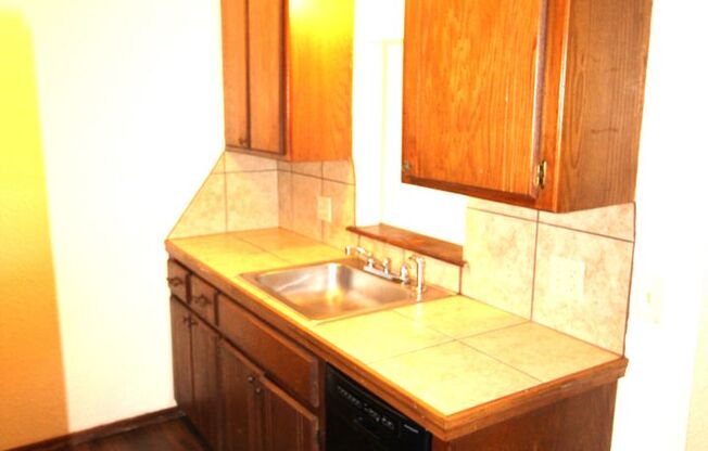 2 beds, 1 bath, 850 sqft, $850, Unit 11B