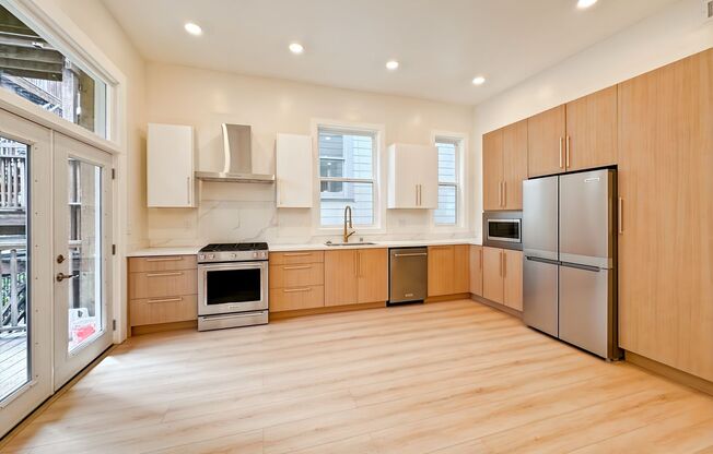 Spacious, Remodeled 4BR/2.5BA Victorian Flat, Pet Friendly, Steps from Alamo Square