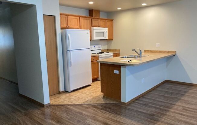 3 beds, 2.5 baths, $1,695, Unit #27