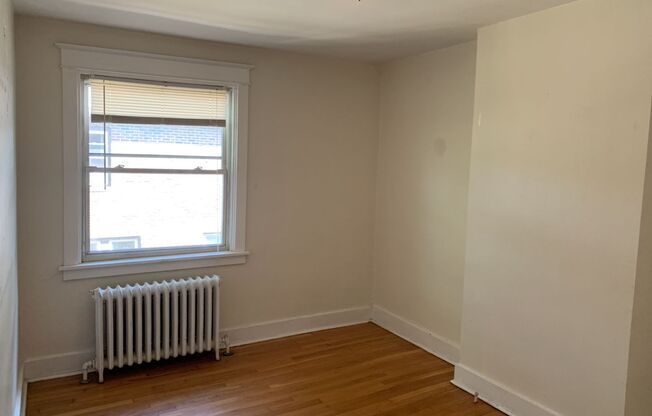 3 beds, 1 bath, $1,925, Unit 5710 A