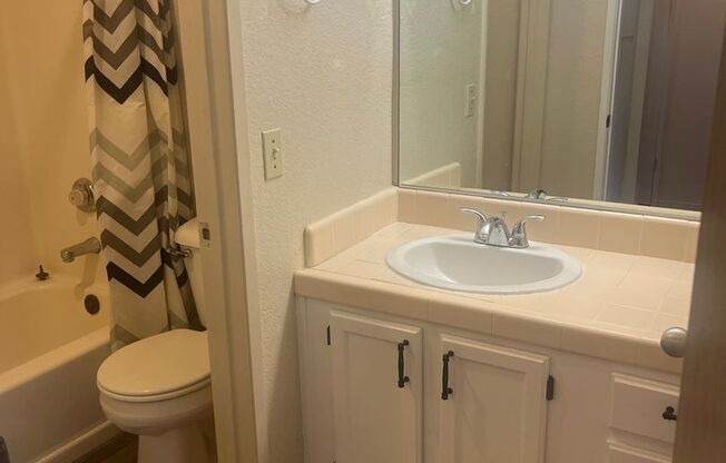 2 beds, 2 baths, $2,500, Unit APARTMENT G