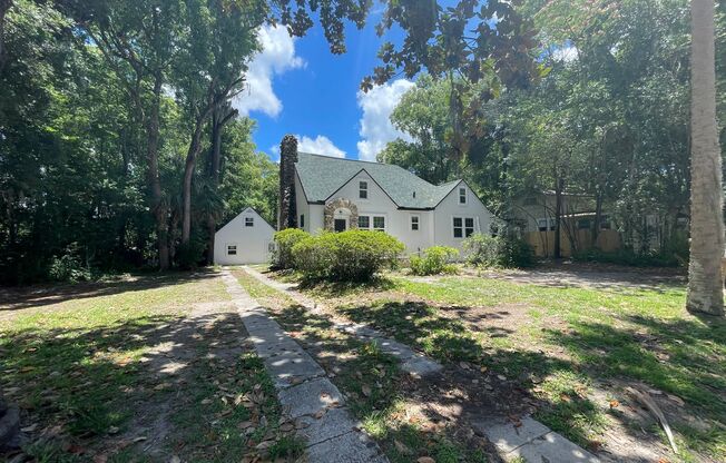 3/2 (University Park) Step into a world of timeless charm and modern convenience with this beautifully renovated historic home, nestled in an ideal location close to the vibrant pulse of the University of Florida and close proximity to shops and restauran