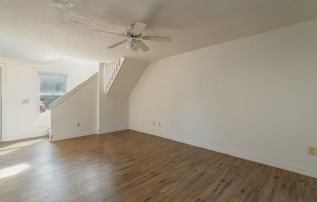 2 beds, 1.5 baths, $1,250, Unit 994 N. 4th St.