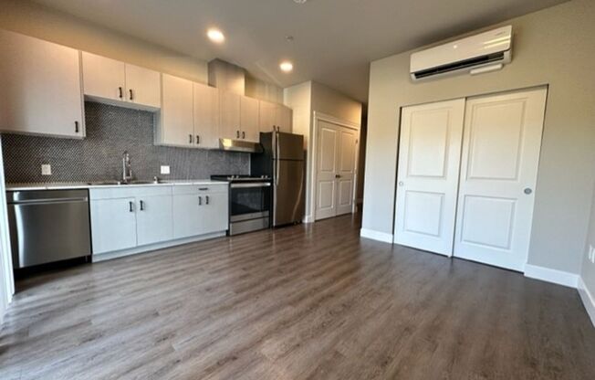 Studio, 1 bath, 327 sqft, $1,570, Unit 4th #304