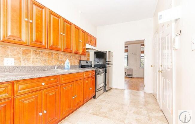 2 beds, 1 bath, $3,300, Unit 3L