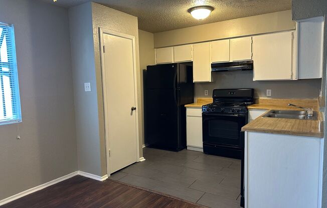 2 beds, 1 bath, $1,295, Unit Unit B