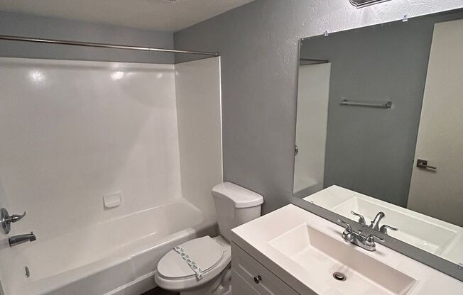 2 beds, 1 bath, 930 sqft, $1,109, Unit 009