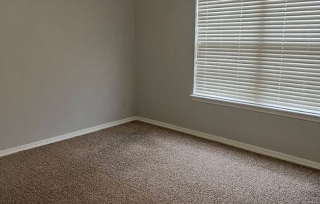 2 beds, 1.5 baths, 933 sqft, $935