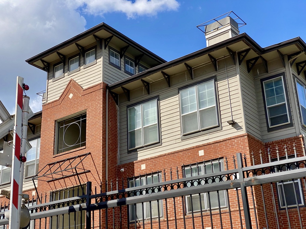 Deep Ellum Apartments on the N Good-Latimer Expressway