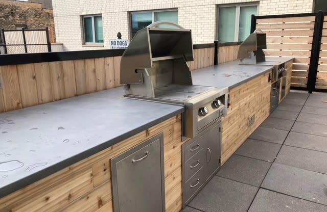 New outdoor BBQ area at Lakeview 3200 Apartments, Illinois