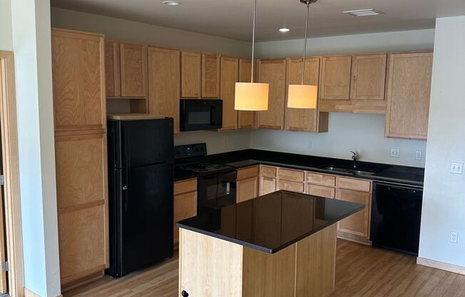 2 beds, 2 baths, 1,000 sqft, $1,395, Unit 410