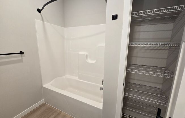1 bed, 1 bath, 900 sqft, $2,060, Unit 8421-326