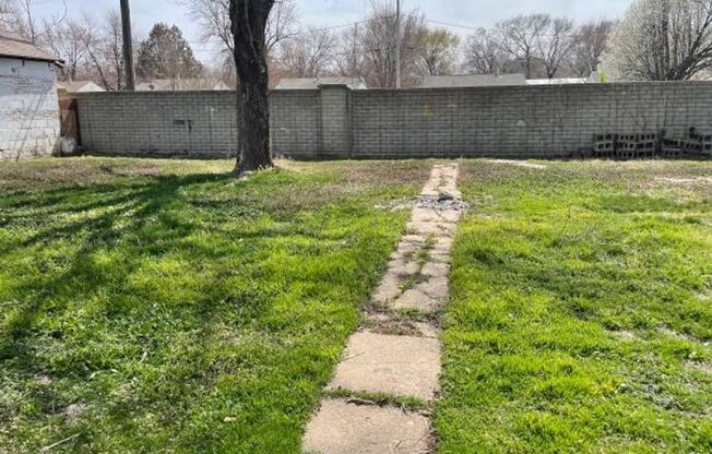 3 beds, 1 bath, 864 sqft, $900, Unit 3013 E Locust