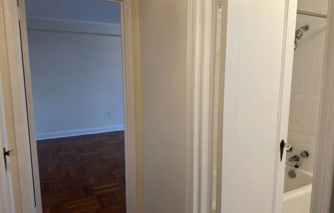 1 bed, 1 bath, 768 sqft, $1,450, Unit Royal York 809