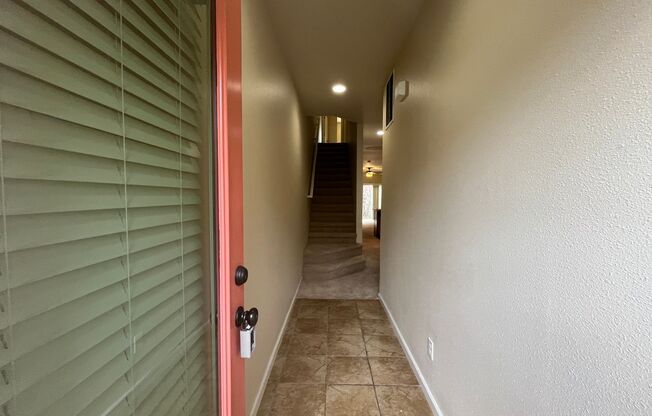 Move in by 12/19 and get 2 weeks free in January! Well-Maintained Townhome in Desirable SW Portland