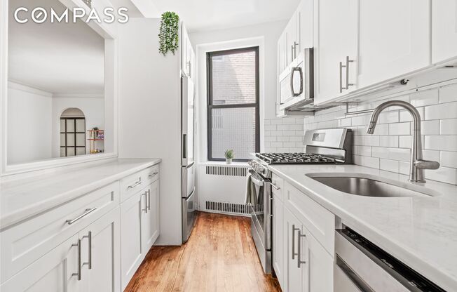 225 W 25 ST