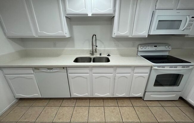 1 BEDROOM / 1 BATH GATE COMMUNITY/ LOCATED NEAR THE STRIP