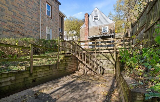 MOVE IN SPECIAL! SCORE HALF OFF 1ST MONTH'S RENT IF SIGNED BY NOV. 21! Cozy 3 Bedroom home in McKees Rocks available now!