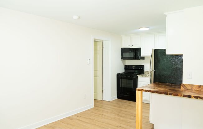 1 bed, 1 bath, $1,300, Unit Apt #C