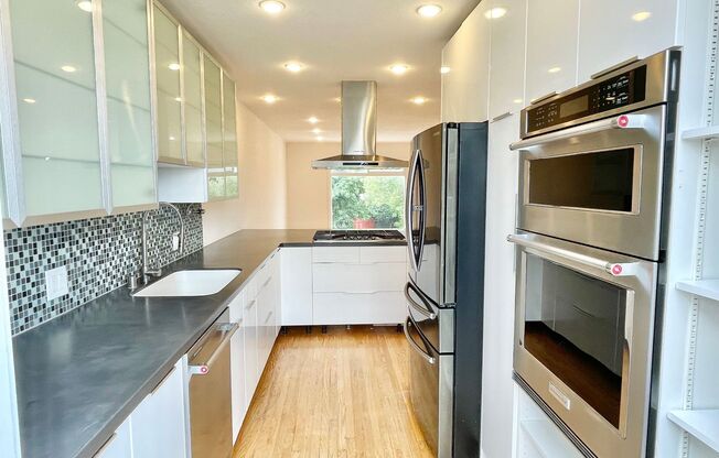 3BD/2BA+Office Classic Portola Home! Parking! Laundry! Decks and Yard! Pet OK! PROGRESSIVE