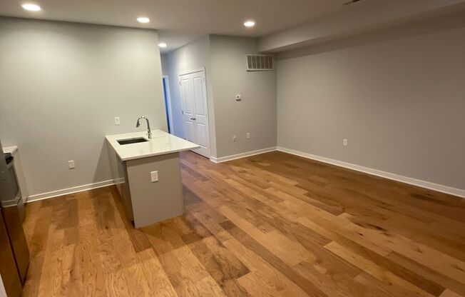 2 beds, 1 bath, 802 sqft, $1,695, Unit Unit 14