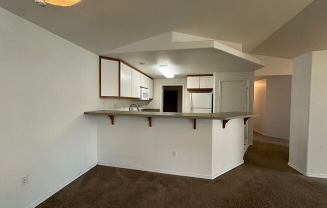 2 beds, 2 baths, $1,795, Unit White 736 - 1514