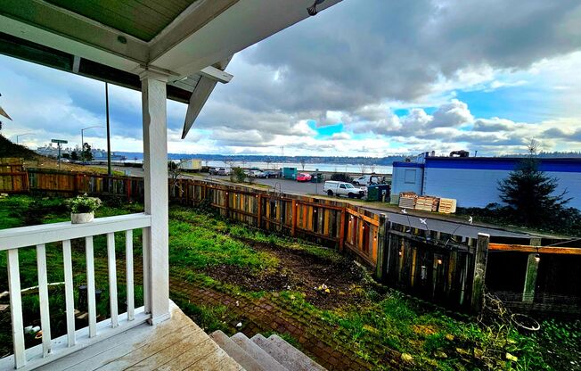 3 bedroom close to ferries and PSNS with water views!