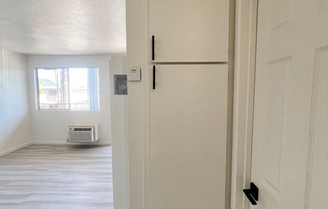 2 beds, 1 bath, 700 sqft, $1,946, Unit 545-1054