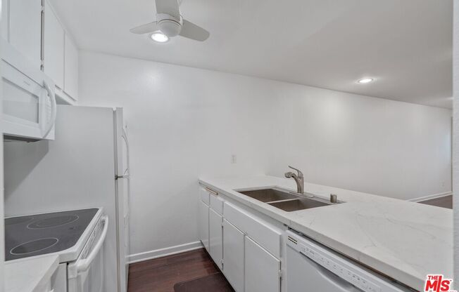 1 bed, 1 bath, 713 sqft, $2,600, Unit 113