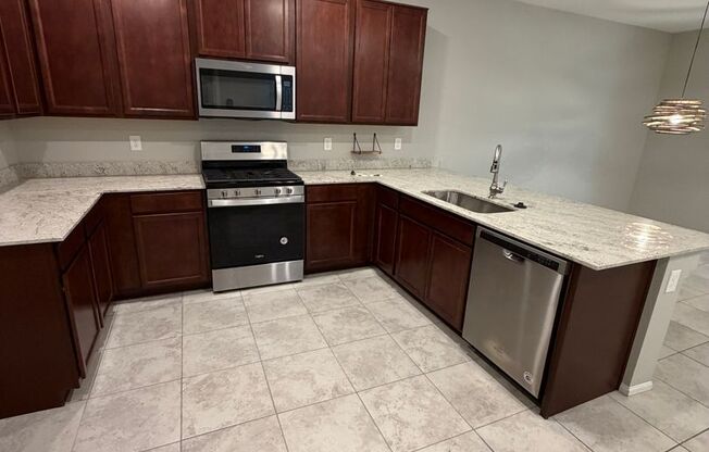 AMERICANA Property Mgmt - Beautiful 2 story 3-Beds Townhouse in Tule Springs