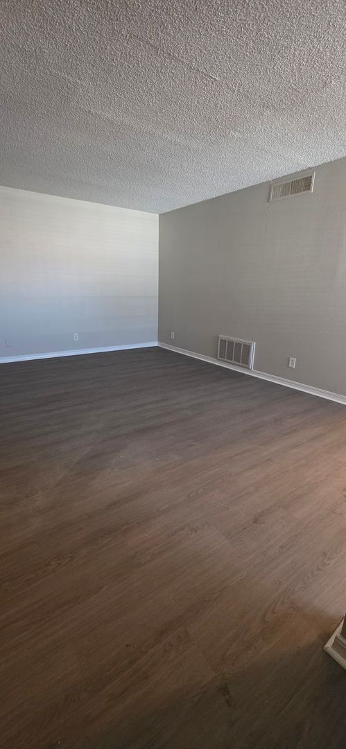 2 beds, 2 baths, 925 sqft, $1,100, Unit 213