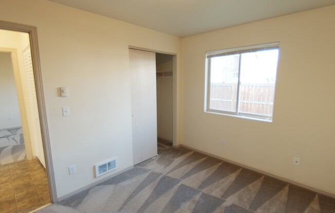 3 beds, 1 bath, 960 sqft, $1,600, Unit B