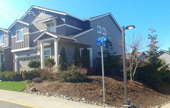 Luxurious Home in Lynnwood with 4 bed and 2.5 Bath