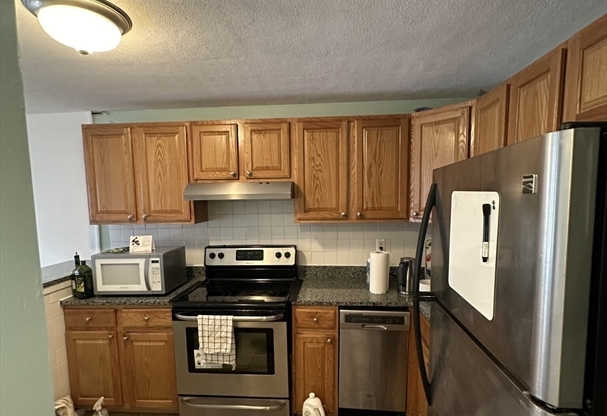 2 beds, 1 bath, 900 sqft, $2,600, Unit 16