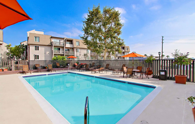 Courtyard resort-style swimming pool at Woodcliff Modern Apartments for Rent Near Santa Monica College