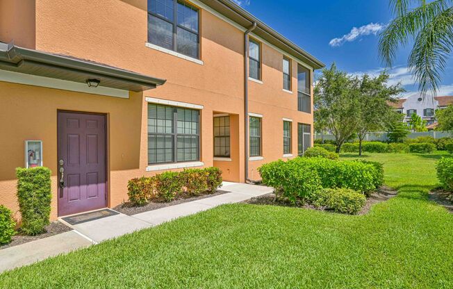 **3 Bed + Den/2 Bath Beautifully Updated Home in Estero! 1 Car Garage**