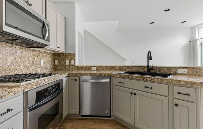 7282 NE STONEYBROOK ST