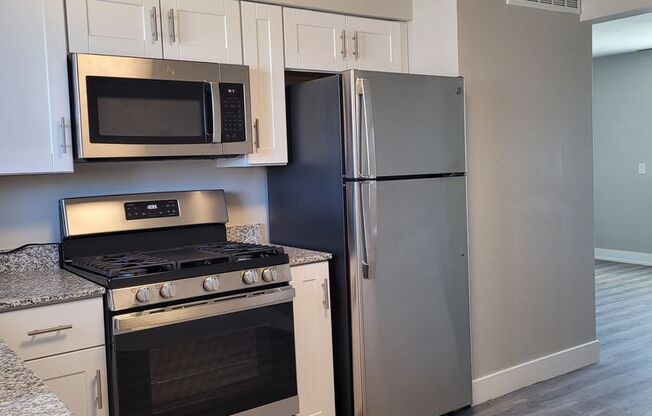 2 beds, 1 bath, 800 sqft, $1,395, Unit #16