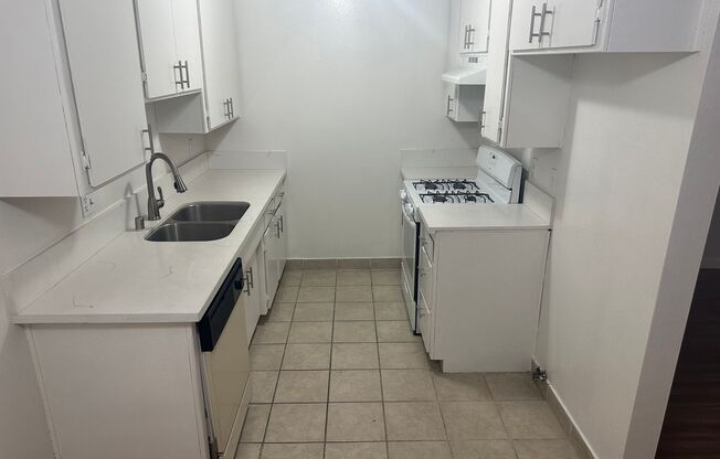 1 bed, 1 bath, $2,095, Unit 104