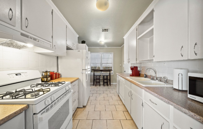1206 W OAKWOOD DR
