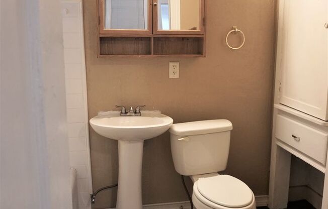 1 bed, 1 bath, 780 sqft, $675, Unit 1130 NE 17th St