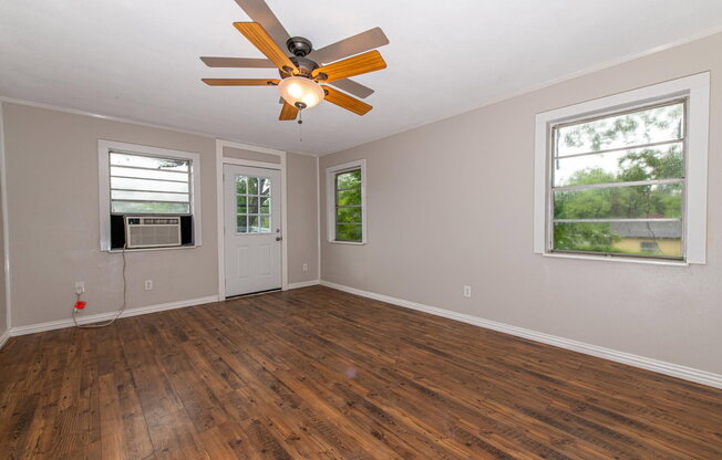 2 beds, 1 bath, 982 sqft, $795