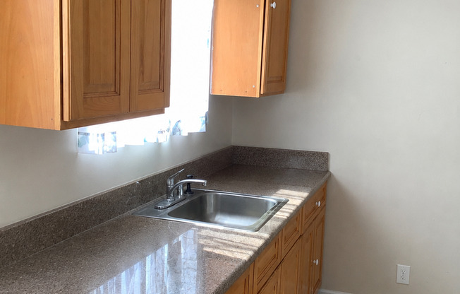 (254): 709 10th St (Apts A-C)