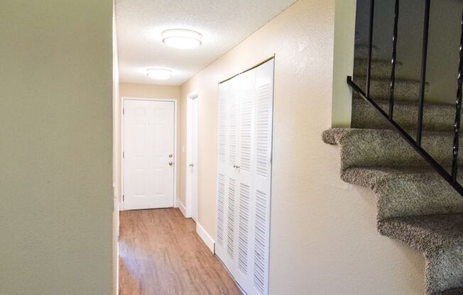 Spacious 2 bedroom 1.5 bath Town house Apartment!