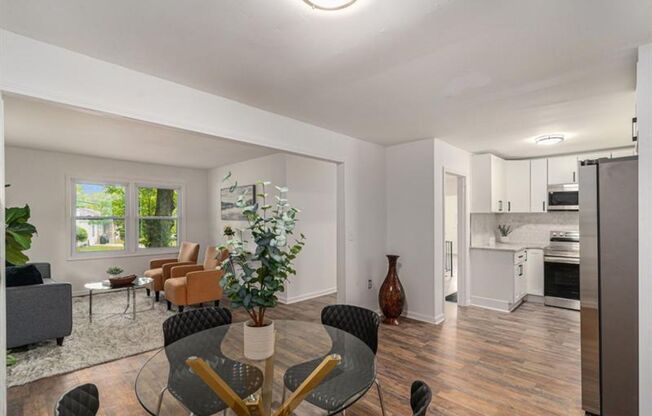 Beautiful Four Bedroom Home minutes from the Airport