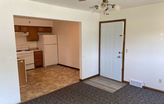 2 beds, 1 bath, 800 sqft, $795