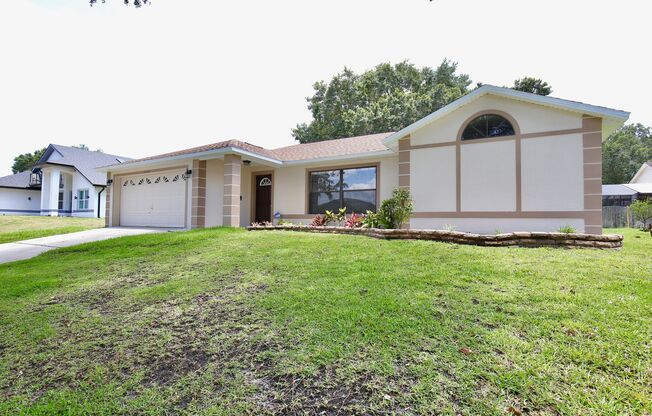 Cozy 3/2 Split Floorplan Home with a Spacious 2 Car Garage in the Beautiful Neighborhood of Piedmont Lakes - Apopka!