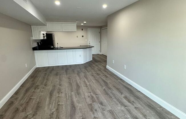 2 beds, 1 bath, 680 sqft, $2,500, Unit 21-33