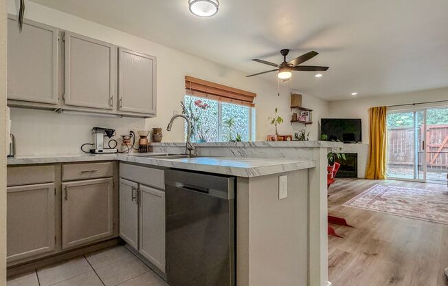 2 bed/2.5 bath Townhome with Bonus Loft Space in North Seattle, $2,600/mo.