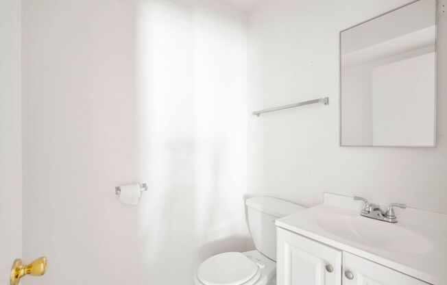 3 beds, 1.5 baths, 950 sqft, $1,970, Unit L-21